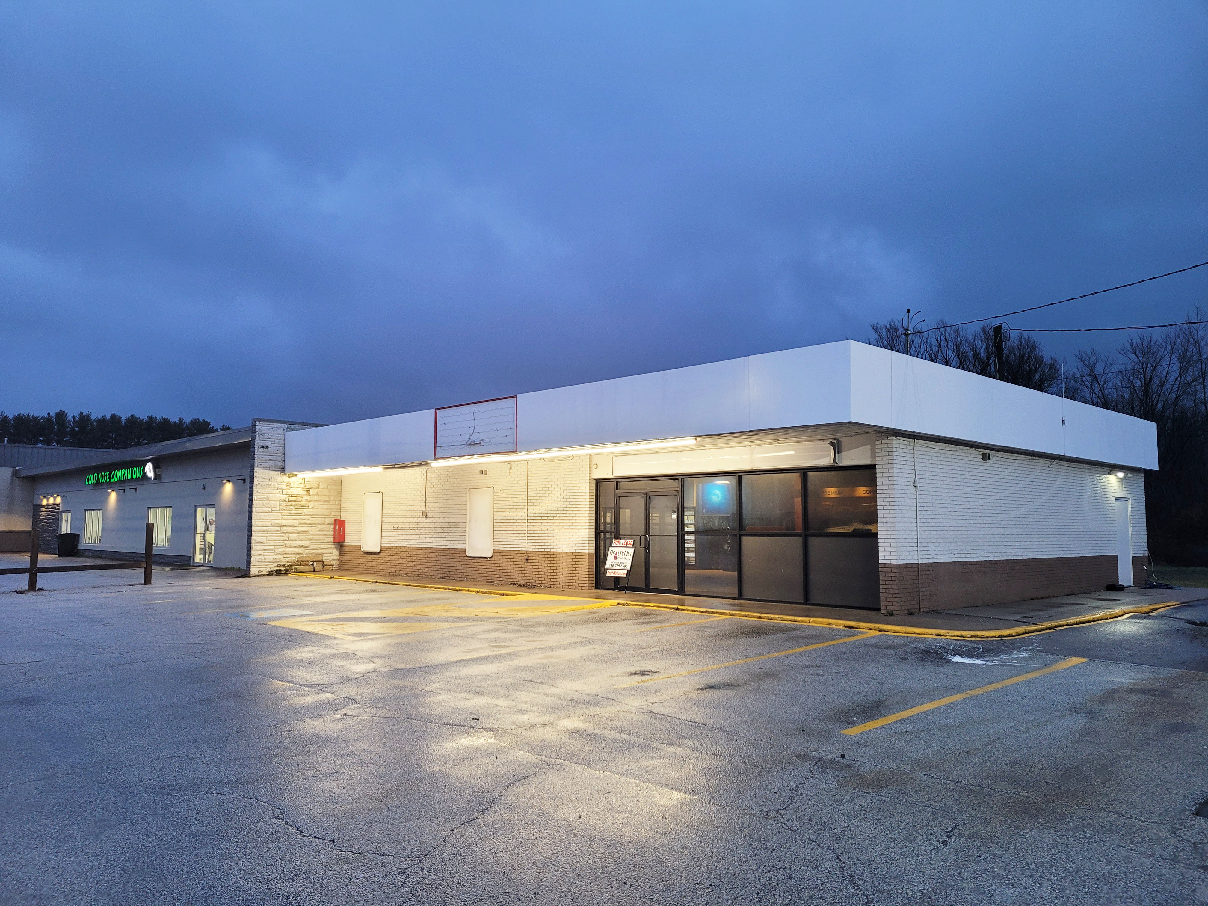 12535 GAR Hwy night view