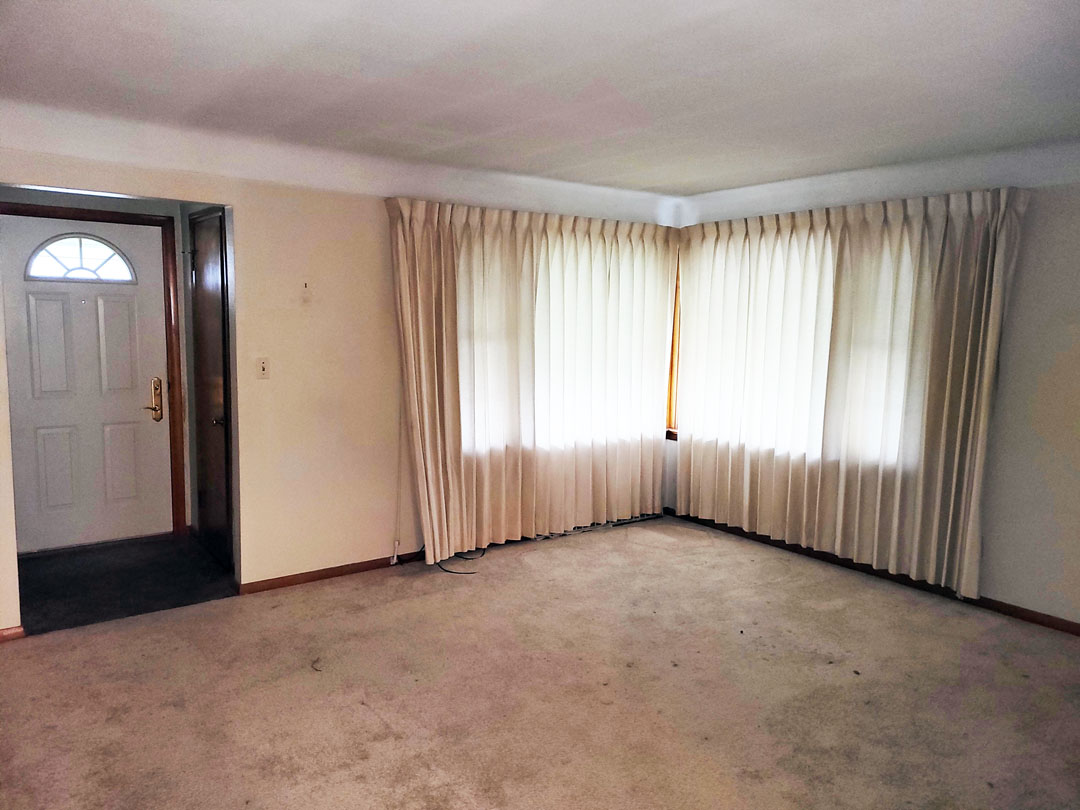 412 E 314th St living room
