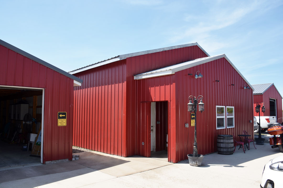 5689 Loveland Rd barn