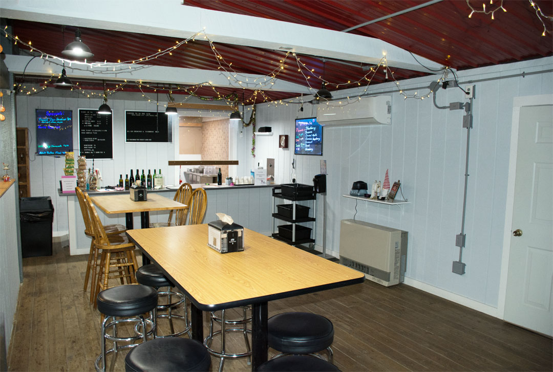 5689 Loveland Rd indoor seating