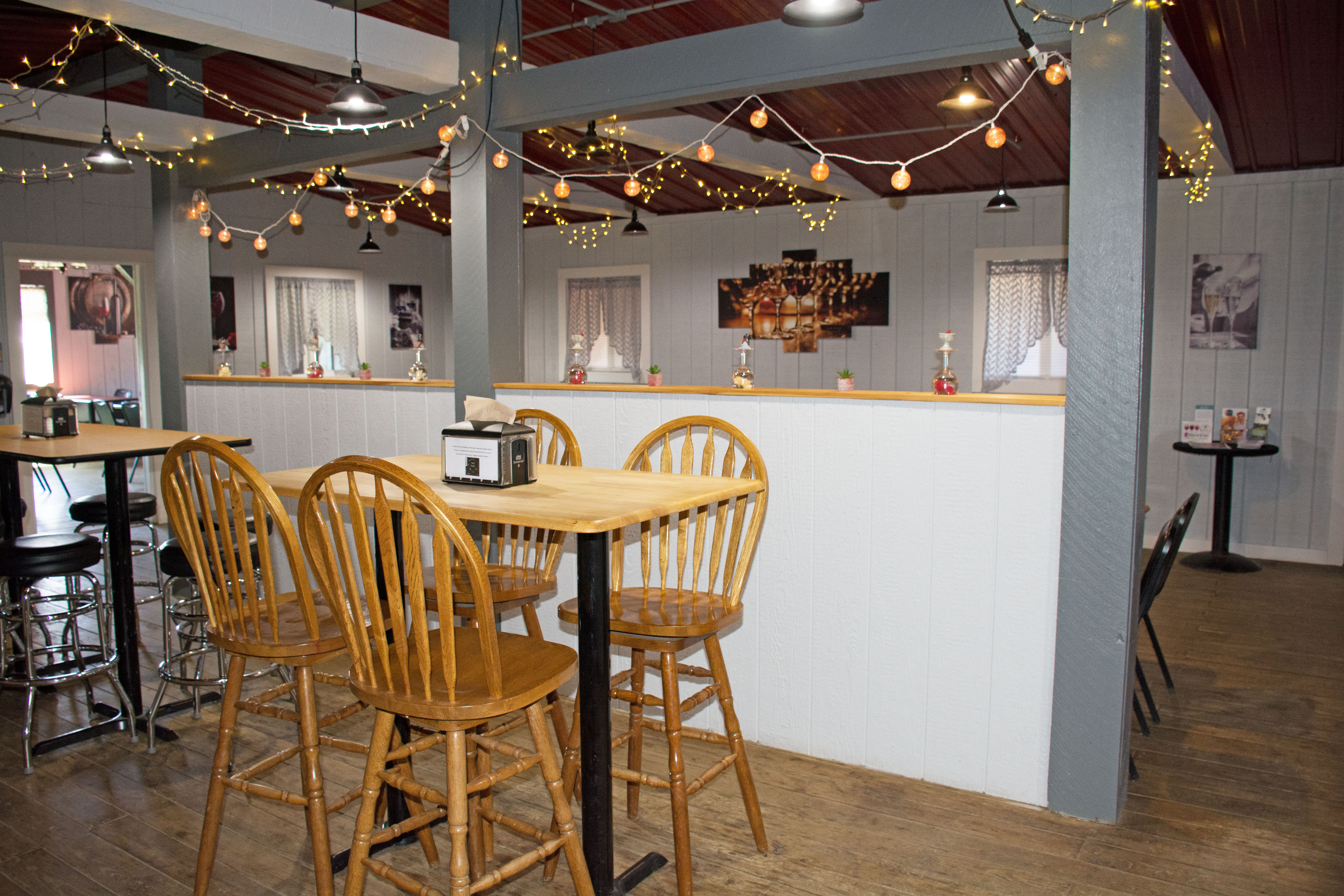 5689 Loveland Rd indoor seating