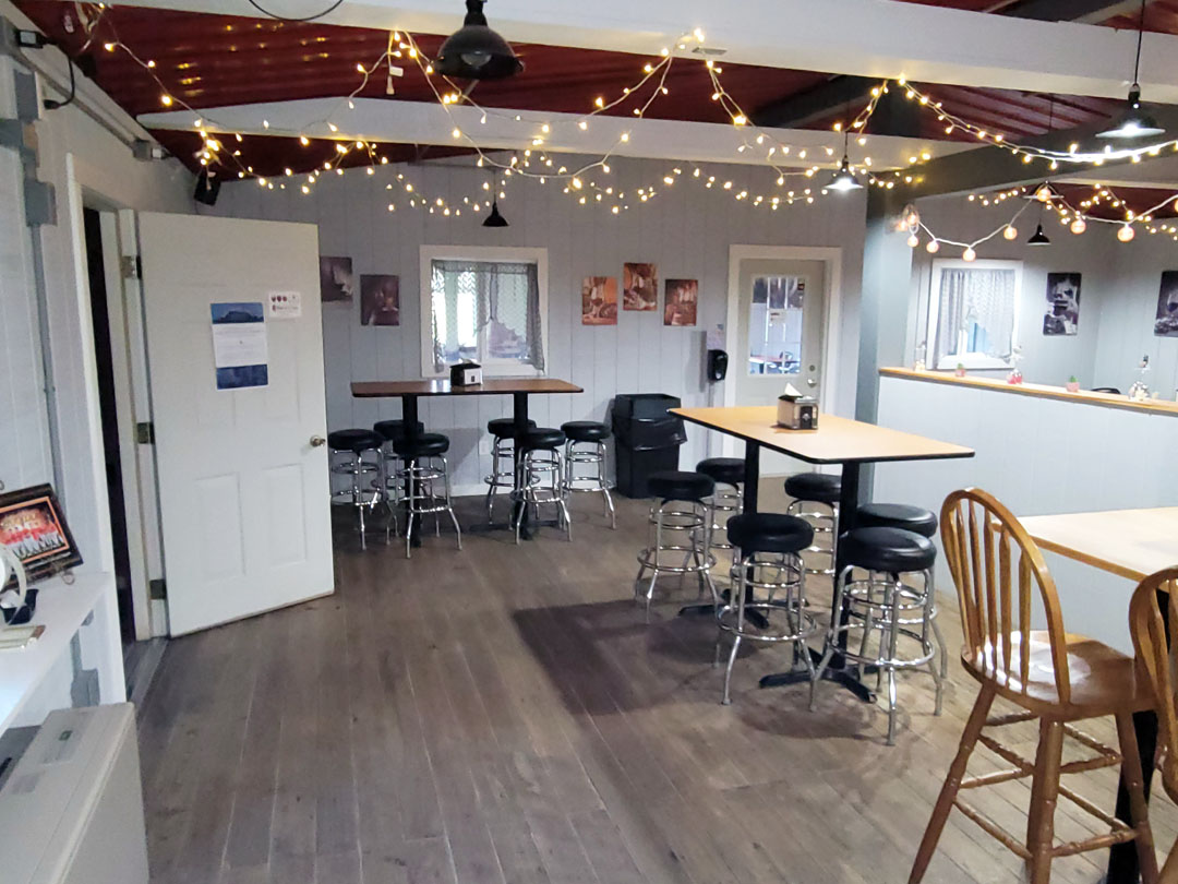 5689 Loveland Rd indoor seating
