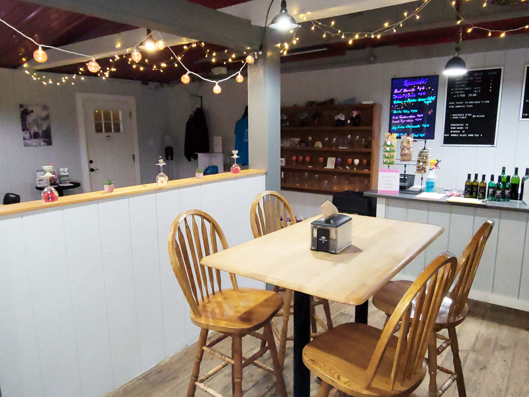5689 Loveland Rd indoor seating