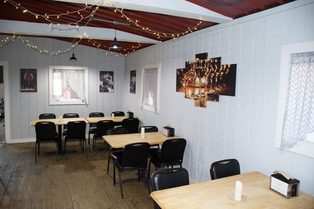 5689 Loveland Rd indoor seating
