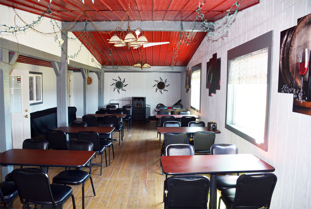 5689 Loveland Rd indoor seating